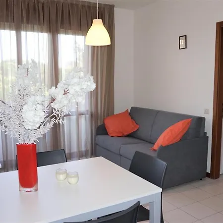 アパート Spacious With Terrace In A Quiet Area In The Centre Of Lignano Pineta リニャーノ・サッビアドーロ
