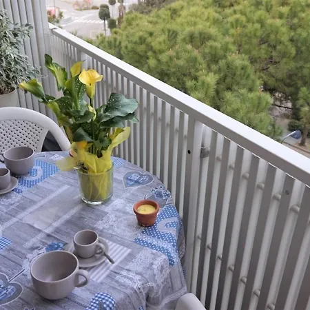 Spacious With Terrace In A Quiet Area In The Centre Of Lignano Pineta アパート *