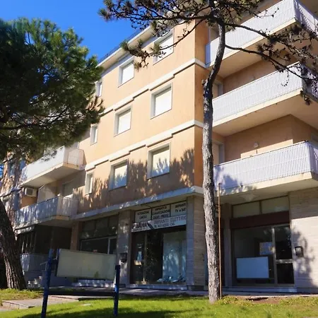 Spacious With Terrace In A Quiet Area In The Centre Of Lignano Pineta アパート *