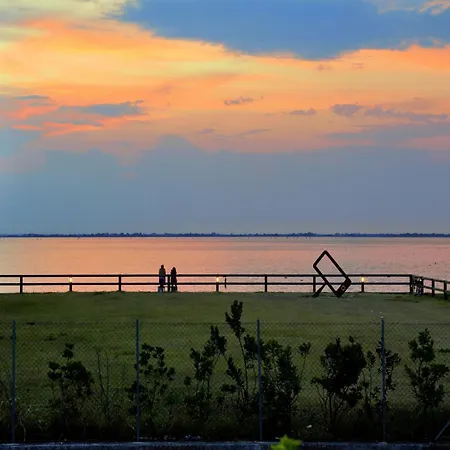 Spacious With Terrace In A Quiet Area In The Centre Of Lignano Pineta アパート