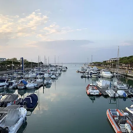 アパート Spacious With Terrace In A Quiet Area In The Centre Of Lignano Pineta リニャーノ・サッビアドーロ